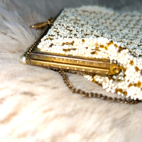 Vintage French micro beaded purse, silk lining, brass chain and closure - Picture 8 of 12
